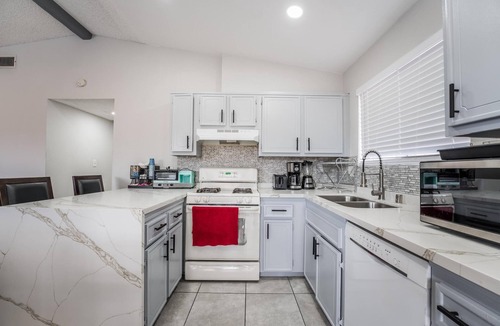 Spring Valley House | Welcome to Fabulous Las Vegas! Located minutes away from the Las Vegas Strip