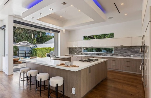 Fairfax District House | West Hollywood Haven: Pool, Chef’s Kitchen & More