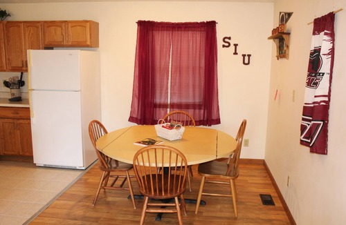 Makanda Cabin | Winetrail Cabin - SIU, Giant City SP, Shawnee Forest, & Cedar Lake minutes away!