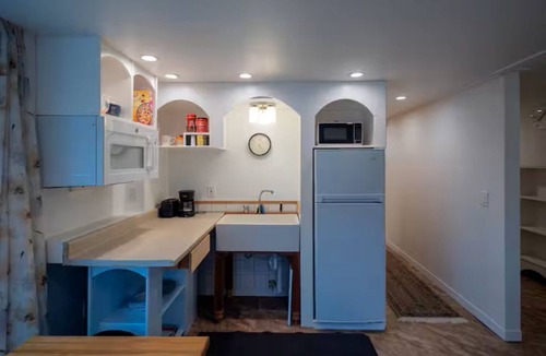 Cambra Apartment | Woodside Apartment facing/sled ramp hill