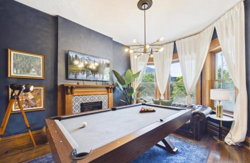 Wrigleyville Apartment | Wrigleyville Art Deco Suite Garage