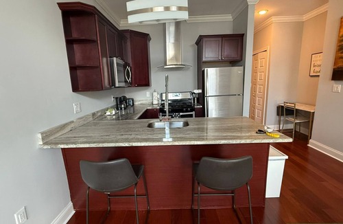 Olde Kensington Apartment | XL Studio - Metro Studio, Chic Stay