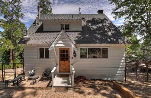Lake Arrowhead House | Yama Cabin - 5 min walk to the village, EV plug, hot tub, kid & pet friendly