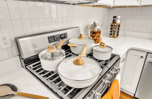 Brookfield House | Your Chicago Hub~ 4 minute Walk to Train~ Pets OK~ Game Room~ Fireplace