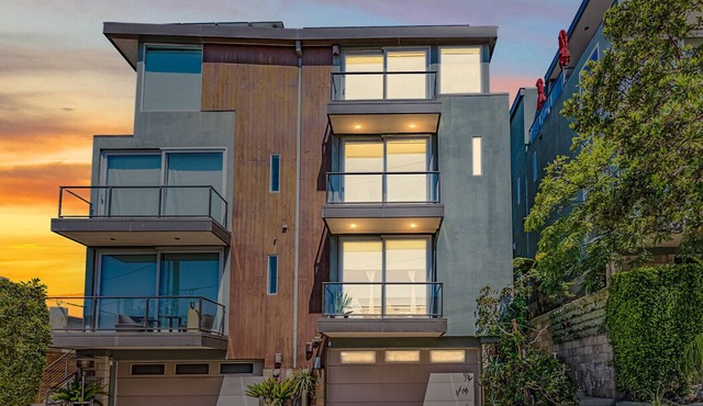 2,300 sq/ft Dual Master + loft 3 bathroom with Bay and Skyline View
