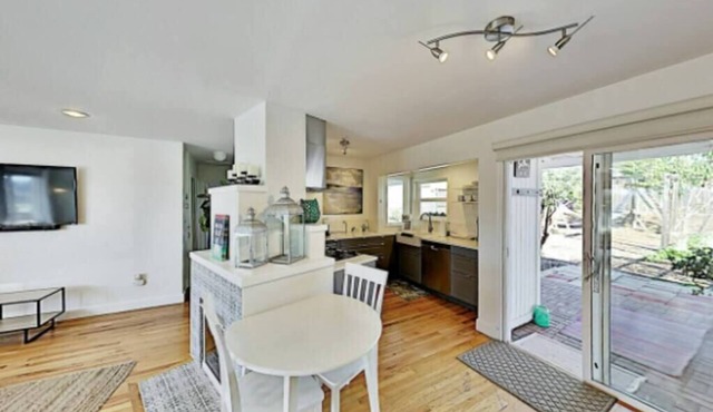 2 Bdr Hidden gem w/backyard + AC