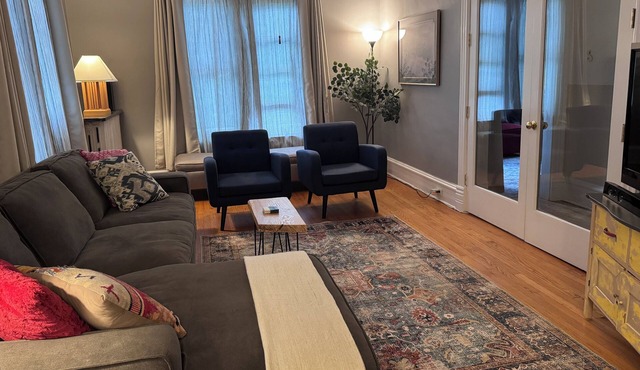 2-BR central Oak Park flat+near FLW homes+near trains to Chicago+pets ok+parking