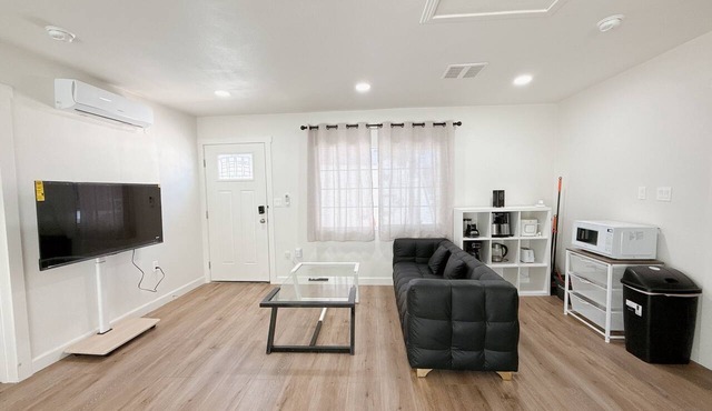 2 Suites in the guest house good for family/co-workers one parking spot only
