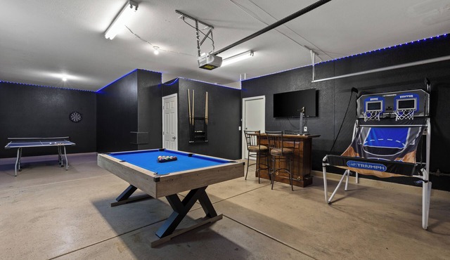 2700sqft/Heated Pool, Hot Tub. 15min to Strip!