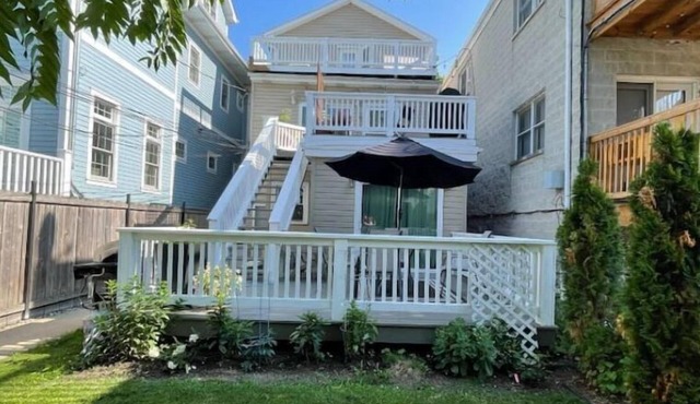 2BD/1 BA with summer patio in quiet Roscoe Village