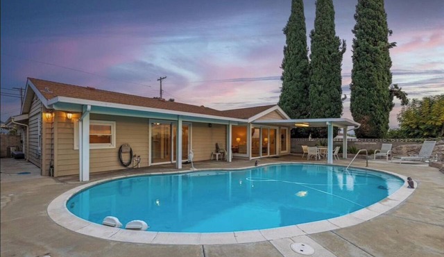 3-bedroom cozy house in San Diego with sparkling pool!