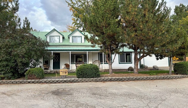 3-bedroom farmhouse in fantastic Horseshoe Bend with AC