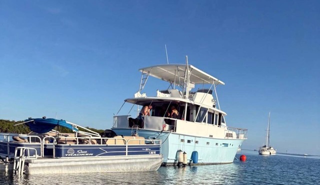 3-bedroom house boat in tranquil Key West with AC