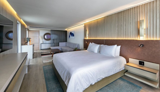 3 x Shores VIP Corner Penthouse at Accommodation at La Jolla Cove Hotel