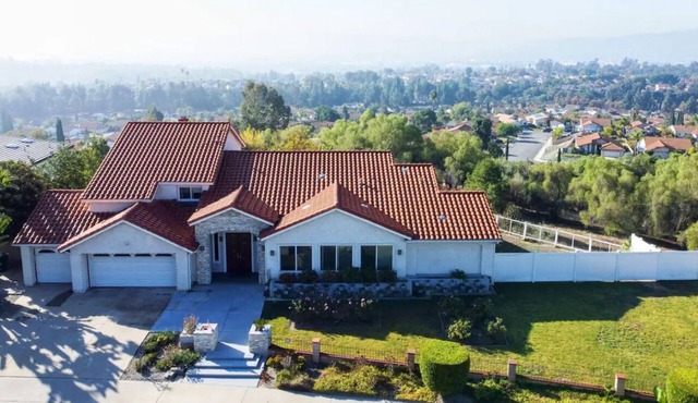 35% off when 1Mo+! ! Location! VIEWS! BIG Pool!