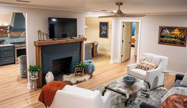 3BD Adult Retreat - Fire Pit, Putting Green, Mins to DT