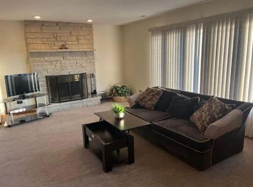 3BR-2BA Deluxe Apartment with Fireplace and Balcony