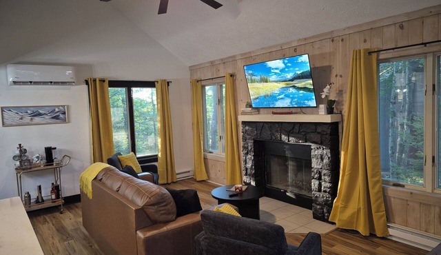 3BR/2BA Ski In-Ski Out Trailside Retreat w/Hot Tub
