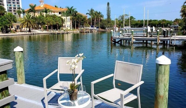 4/3, Private Pool, Walk to St. Armands and Beach