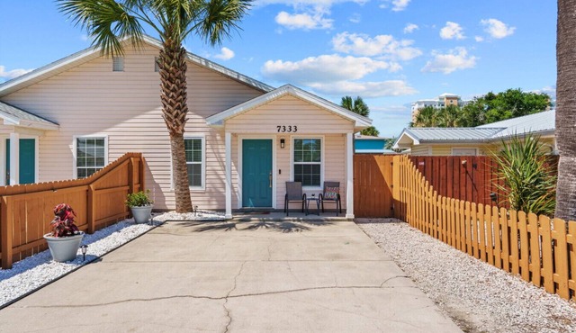 4 Min Walk to Beach | 2BR | King Bed | Private Yd