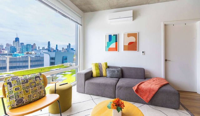 4BR Modern Urban Escape, Walk to Zoo, Lakefront & Red Line