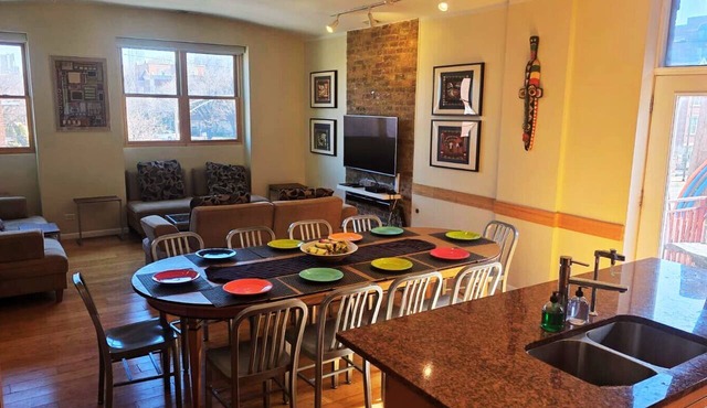 4BR Old Town Chicago Loft | Walk to Wells St