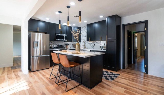 4BR Retreat w/Jacuzzi, BBQ & Near Vegas Strip