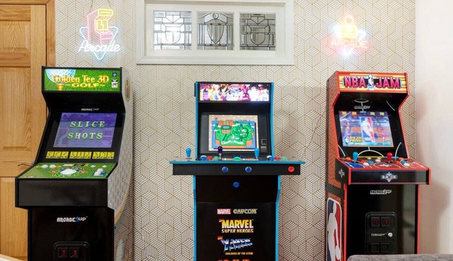5 Minutes to Wrigley and Beach - Games and Arcades - Garage - Sleeps 10 - Pet Friendly