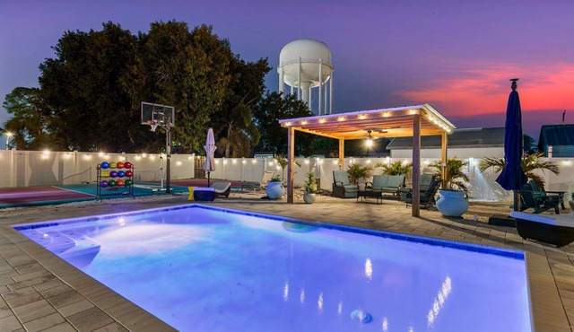 5BR, HtdPool, Pickleball, FootPool, 8 min to Beach
