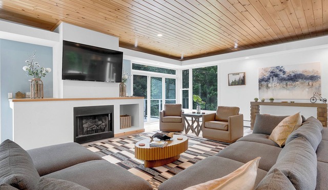 5mins to Bethel/Hot tub/Modern/Private/Fast Wi-fi