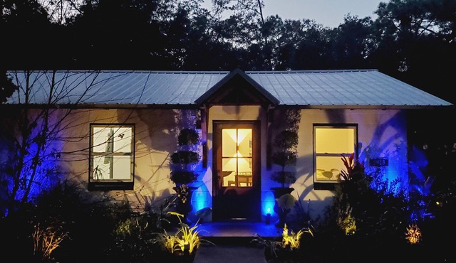 6-Acre Tropical 2BR PRIVATE Zen Bungalow - Beach 8 mi, DT 6mi