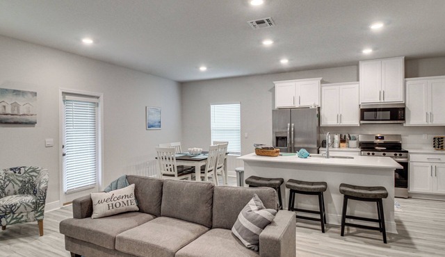 7 Mi to Navarre Beach! Modern & Serene Townhome