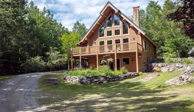 Abundant Light with Hot Tub, King Bed, and Wood stove-18 Minutes to Sunday River