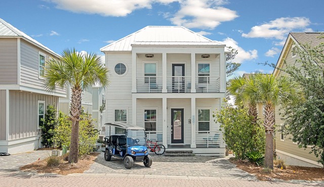 Adorable home w/6 seat golf cart, pool & close to beach.