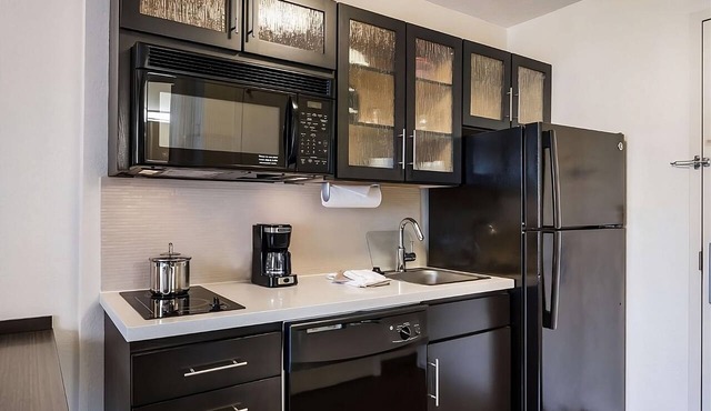 Affordable & Convenient: 4 Cozy Suites w/Full Kitchen, BBQ & Pet-Friendly