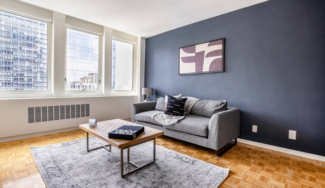 Airy Back Bay 1BR w/Gym, Doorman, W/D, nr. Copley Mall, by Blueground