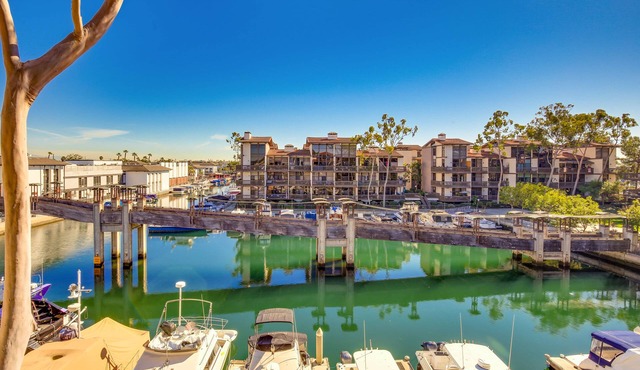 Amazing Marina Condominium in Long Beach, California drive to Disney & More!