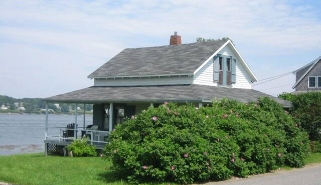 Authentic maine cottage with direct water frontage