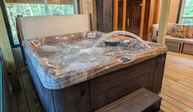 Bar Harbor Cabin with Treehouse Suite & Hot Tub