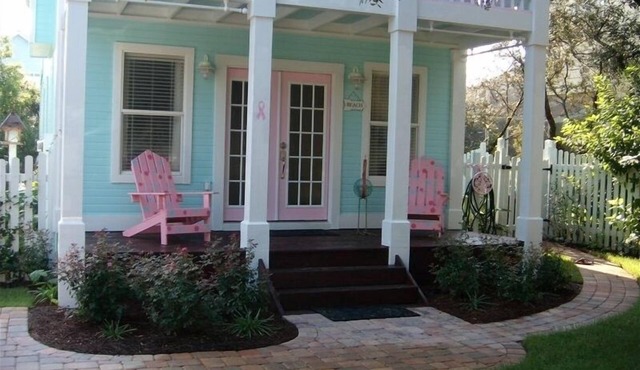 'Barbie's Beach House'.Perfect Cottage Steps from Beach heated pool