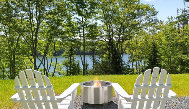 Barter Island Escape- Charming coastal unit with deck, grill, fire pit, and jetted tub