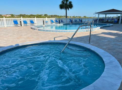 Bayshore Yatch Tennis Condo 2br 3 beds, Walking Distance to Beautiful Quite Beach