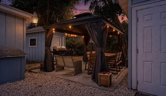 Beach Bum Bungalow-Sarasota-2 bdrm near Siesta Key