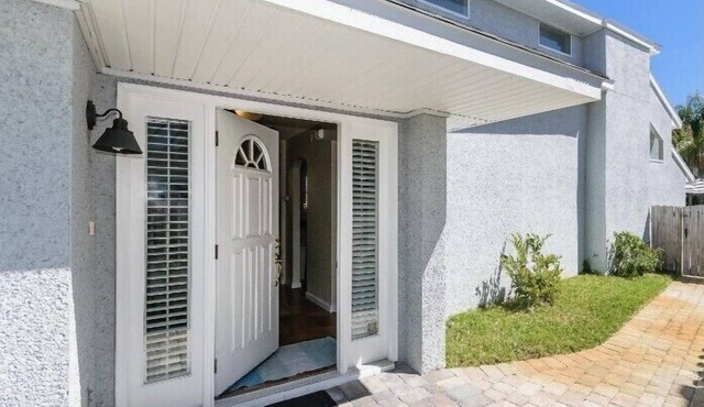 Beach & pool in South Jax Beach sleeps 8 to 12!
