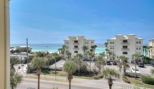 Beachy condo w/free WiFi & shared pool/hot tub - short walk to the beach