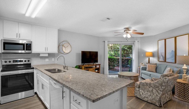 Beautiful 1BR/1BA Condo - Steps to the Beach!