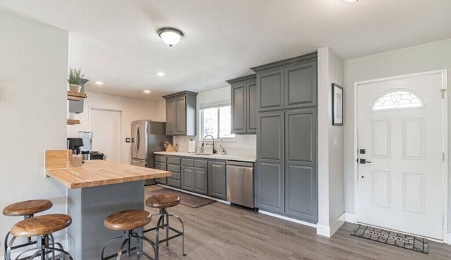 Beautiful 4bd Mini-Farm Stay in Simi Valley with Hot Tub