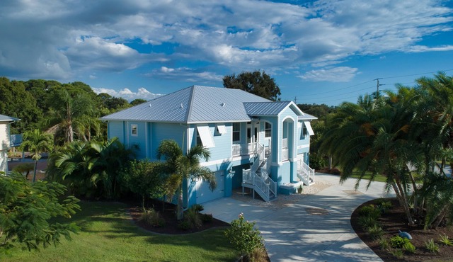 Beautiful Key West style House- Water lover's dream - dock access with kayaks