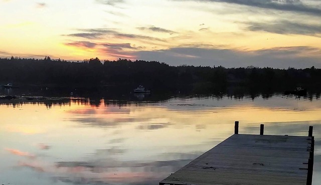 Beautiful sunsets and relaxing days, are waiting for you at Harborside Cottage.
