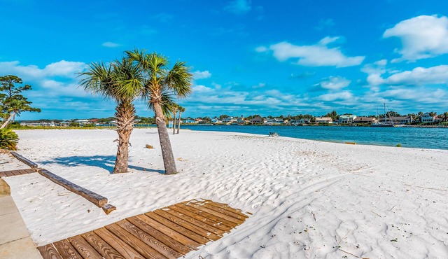 Beautiful townhouse with community pool, hot tub, gym & private beach